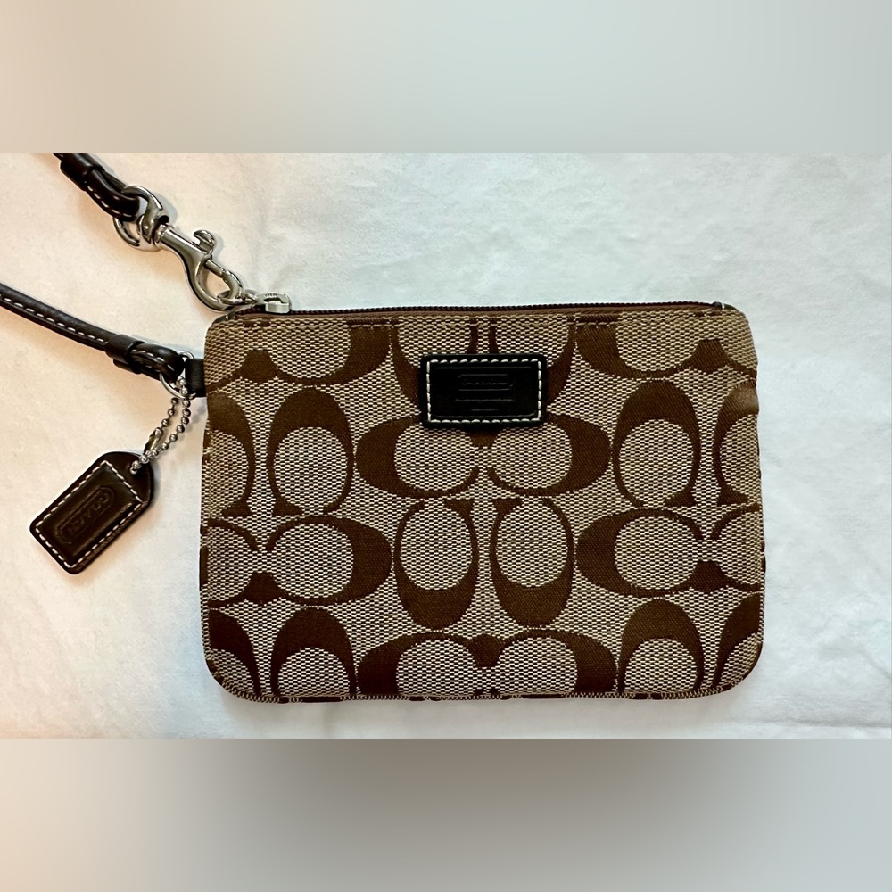 Coach | Wristlet!